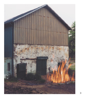 TAUT Booklet Seite 6: Scheune mit Feuer im Vordergrund