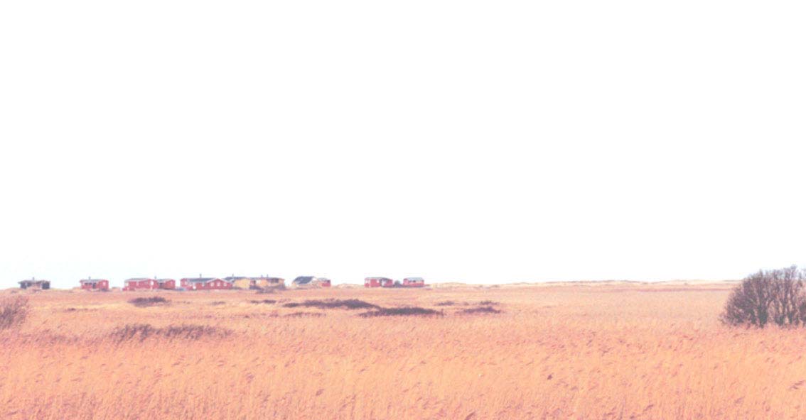 Wolken brechen Sonnenstrahlen Artwork: Rote Häuser in den dänischen Dünen